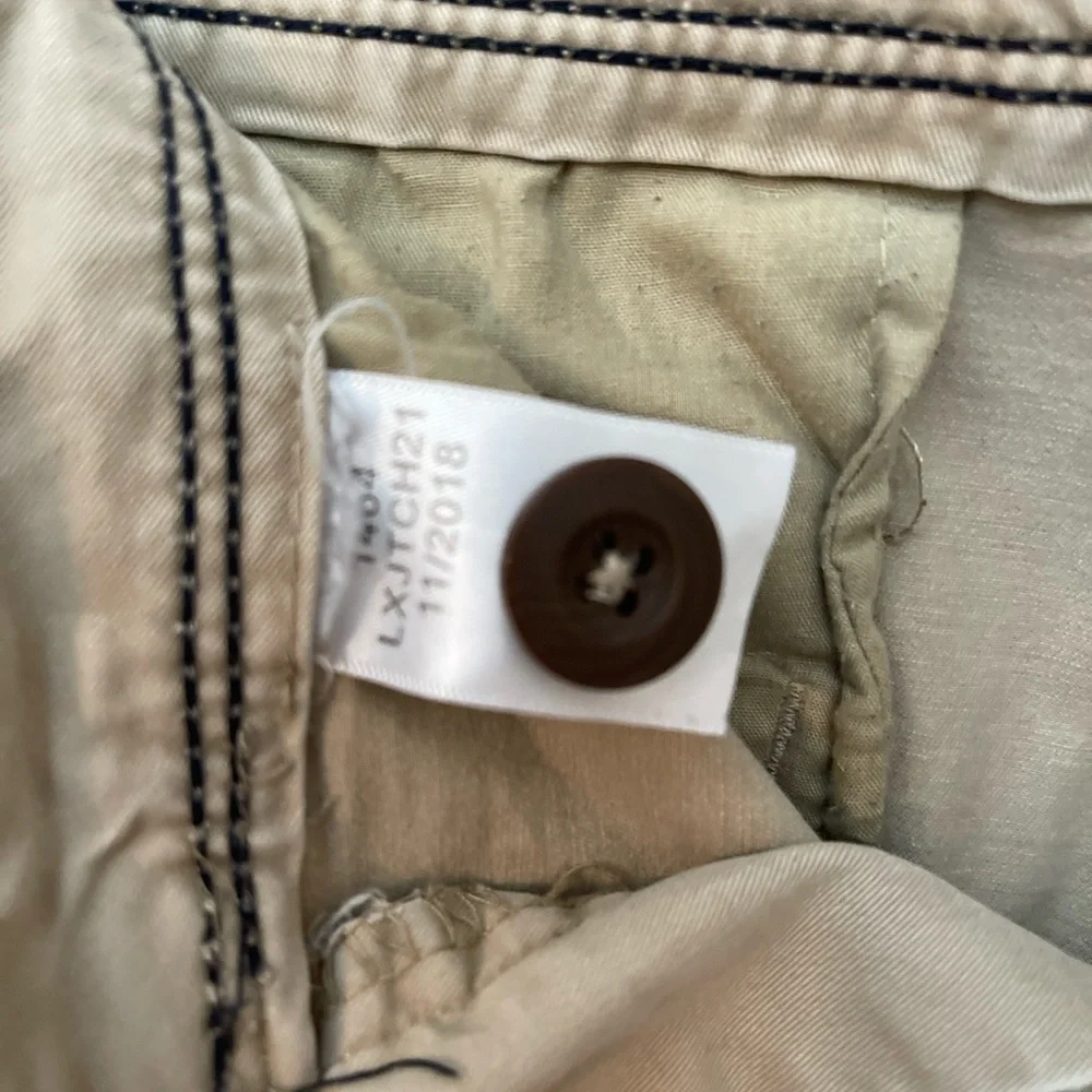 Aeropostale men’s khaki flat front shorts. Size 29, 9” inseam.